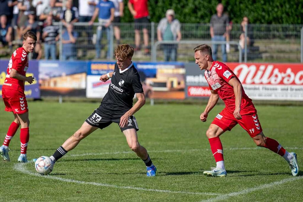 Mathis Harms (li., Heider SV) in Aktion. © 2024 Volker Schlichting Mathis Harms (li., Heider SV) in Aktion. © 2024 Volker Schlichting