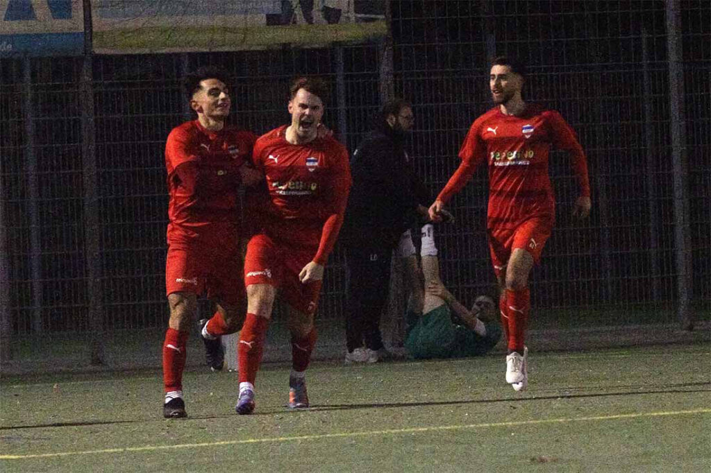 Moritz Haye (Inter Türkspor Kiel), flankiert von Melih Cerrah (li.) und Batuhan Ibrahimoglu, schreit seine Freude nach dem 3:2 raus. @ 2024 Ismail Yesilyurt