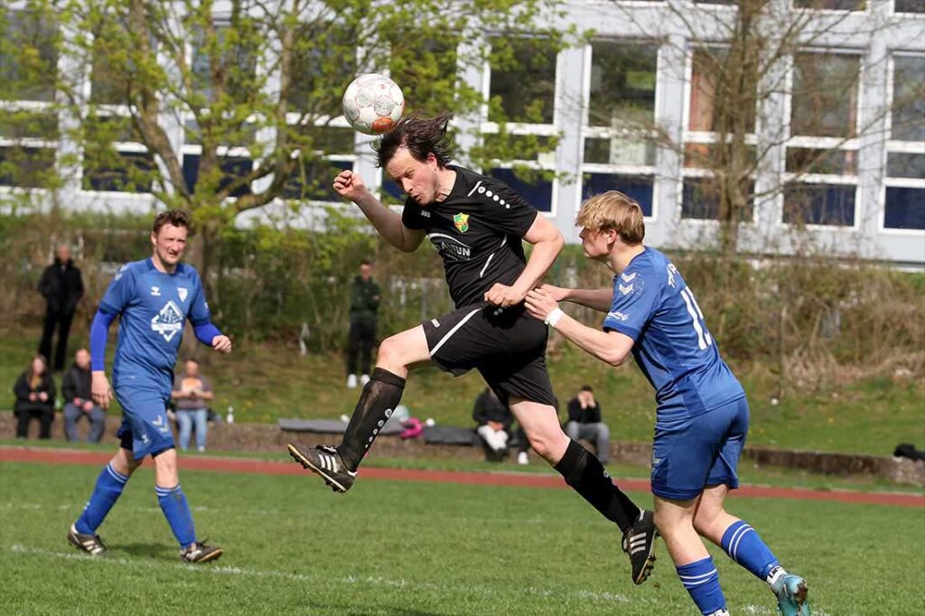 Henrik Listner (MED SV) ist vor Moritz Kieback (TSV Plön) am Ball. © 2025 Ismail Yesilyurt Henrik Listner (MED SV) ist vor Moritz Kieback (TSV Plön) am Ball. © 2025 Ismail Yesilyurt