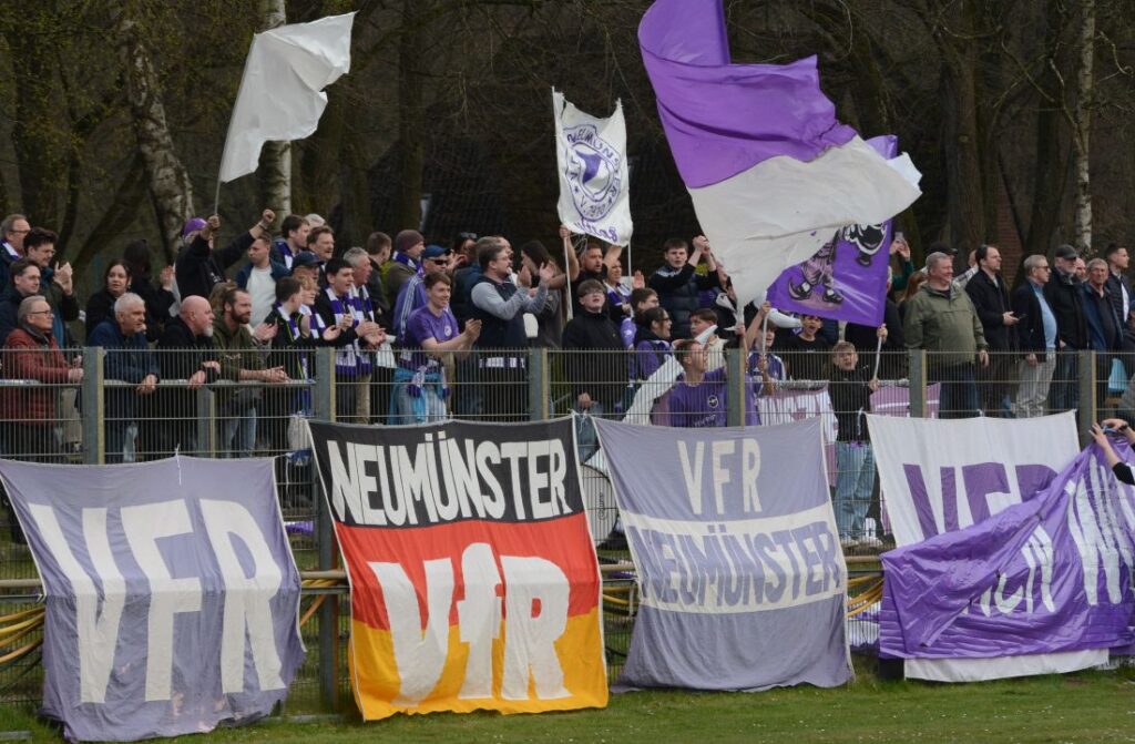 Auch die treuen VfR-Anhänger werden an der Stettiner Straße wieder zahlreich vertreten sein und dem Derby einen würdigen Rahmen geben. © 2026 Olaf Wegerich Auch die treuen VfR-Anhänger werden an der Stettiner Straße wieder zahlreich vertreten sein und dem Derby einen würdigen Rahmen geben. © 2026 Olaf Wegerich