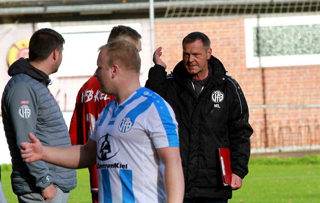 Die Spieler des VfB Kiel haben wohl ihrem Trainer Matthias Liebal (re.) nicht genau genug zugehört (Archivfoto). © 2022 Ismail Yesilyurt