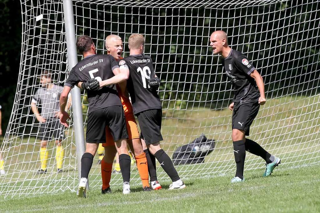 Der Eckernförder SV II freut sich über ein verdientes 3:1 gegen Heikendorf und bleibt am oberen Tabellendrittel der Verbandsliga Ost dran. © 2024 Ismail Yesilyurt