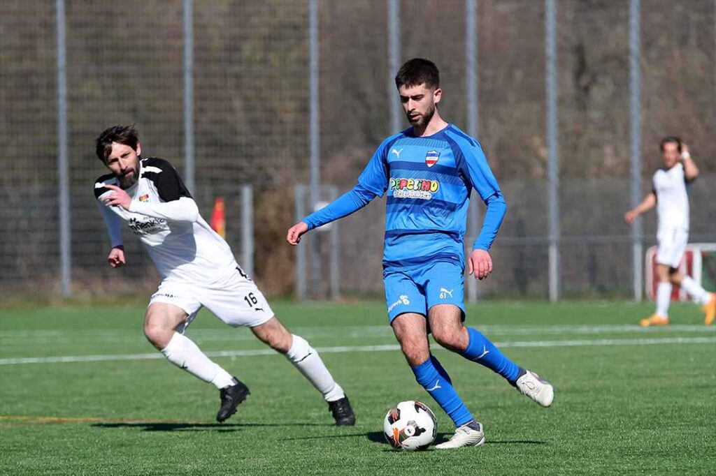 Batuhan Ibrahimoglu (Inter Türkspor Kiel) ist im Yilmaz-System der Stabilisator in der Defensivzentrale. Links Felix Jacobs (TSV Kronshagen). © 2025 Ismail Yesilyurt