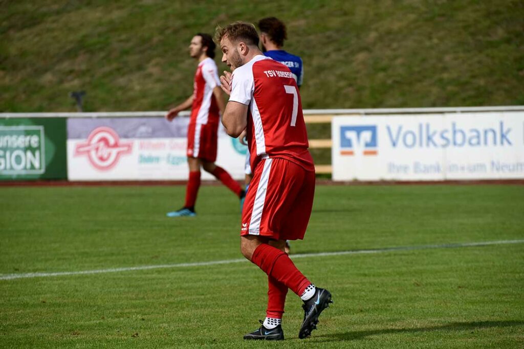 Das war knapp – Jasper Bandholt beschwört die Fußballgötter. Quelle: Olaf Wegerich Das war knapp - Jasper Bandholt beschwört die Fußballgötter. Quelle: Olaf Wegerich