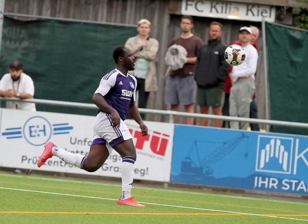 Moshood Ola Adesanya (VfR Neumünster) macht das das 1:0 im Vorbereitungsspiel beim TSV Pansdorf. © 2024 Ismail Yesilyurt