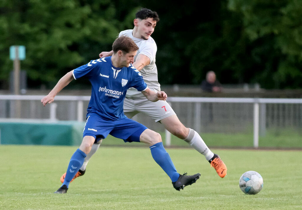 Melih Cerrah (re., TSG Concordia Schönkirchen) entfaltete sich zu einem der großen Leistungsträger im Team. Melih Cerrah (re.) wechselt zum Meister und Landesligaaufsteiger Preetzer TSV. © Ismail Yesilyurt