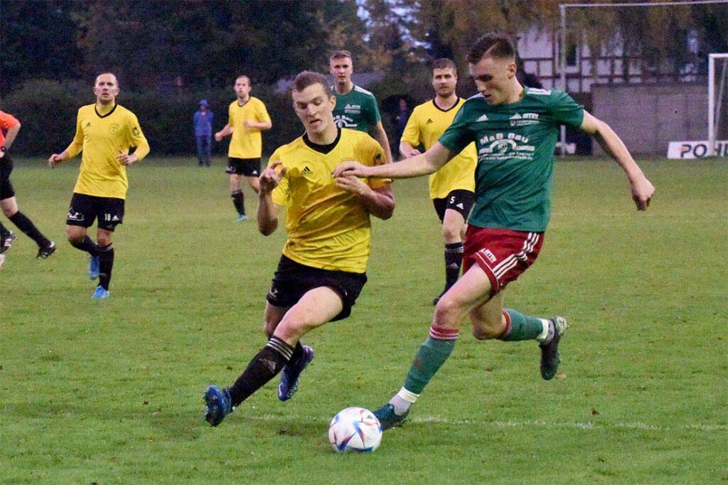 Felix Ploog (re.) war mit seinem Tor hauptverantwortlich für die 3 Punkte für den MTSV Hohenwestedt (Archivfoto). © 2022 Olaf Wegerich