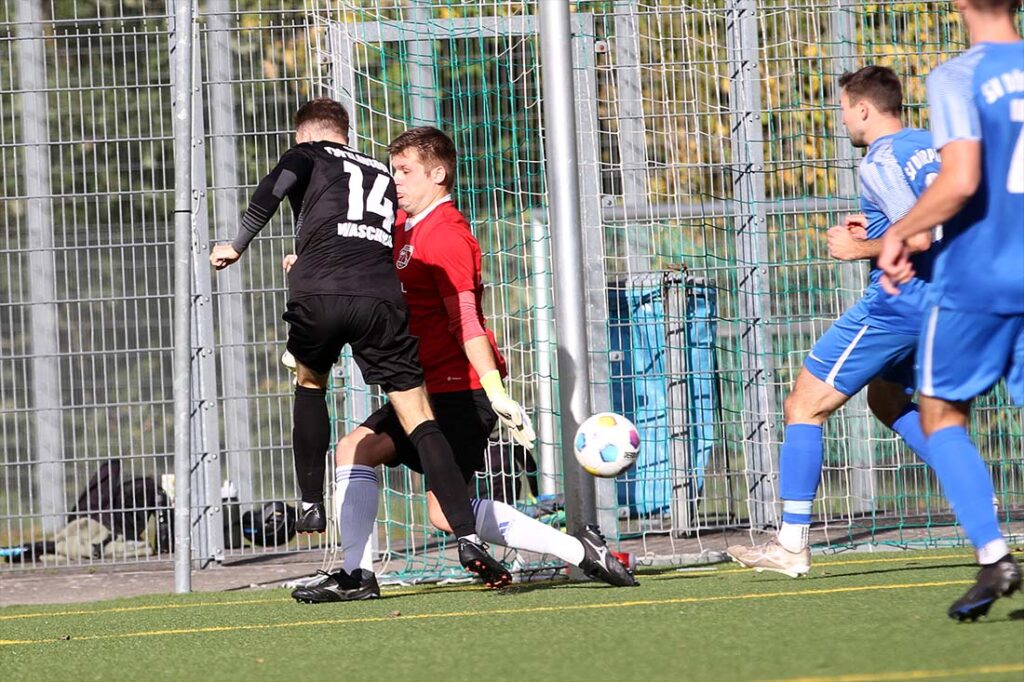 Stian Waschko (TSV Klausdorf) mit dem 1:0 gegen Stefan Hansen (SV Dörpum). © 2025 Ismail Yesilyurt Stian Waschko (TSV Klausdorf) mit dem 1:0 gegen Stefan Hansen (SV Dörpum). © 2025 Ismail Yesilyurt