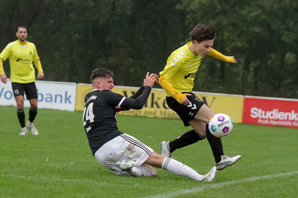 Kapitän Lennart Ross (MTV Dänischenhagen) grätscht mit vollem Einsatz gegen Simon Kahnwald (Wiker SV) den Ball ins Seitenaus. © 2023 Ismail Yesilyurt