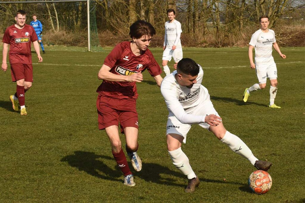 Tönjes Peters (SV Tungendorf) stellt gegen Mikail Akgün (TSV Kronshagen) an der Seitenlinie. © 2023 Olaf Wegerich