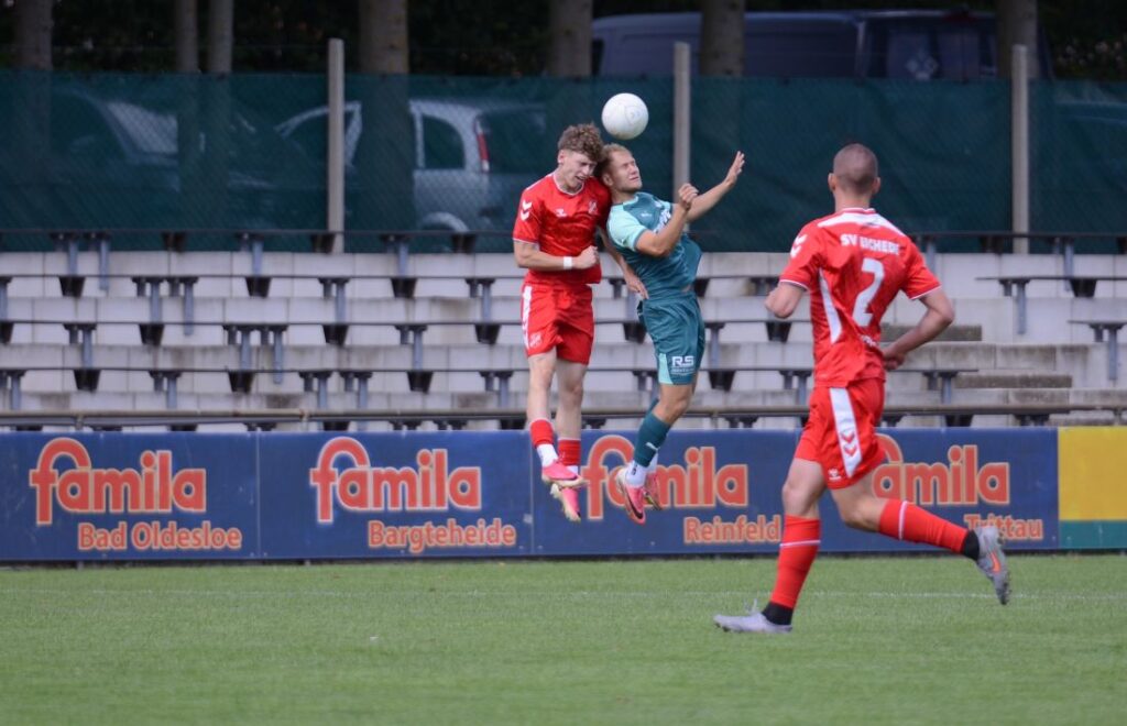 Justin Krüger (SV Eichede) gegen Youri von der Mehden (PSV Neumünster) im Kopfballduell. © 2026 Olaf Wegerich Justin Krüger (SV Eichede) gegen Youri von der Mehden (PSV Neumünster) im Kopfballduell. © 2026 Olaf Wegerich