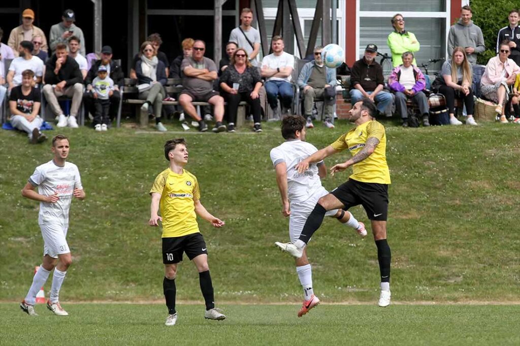 Marco Franciosi (re., Wiker SV) im Kopfballduell mit Luca Bertermann (SG Eckernförde-Fleckeby). © 2025 Ismail Yesilyurt