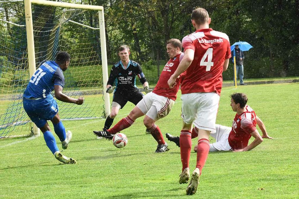 David Akinwande (Jevenstedt) gegen Torwart Asbahr, Joers, Schwarck (4) und Michaelis (Bargstedt). © 2024 Olaf Wegerich David Akinwande (Jevenstedt) gegen Torwart Asbahr, Joers, Schwarck u. (Bargstedt). © 2024 Olaf Wegerich