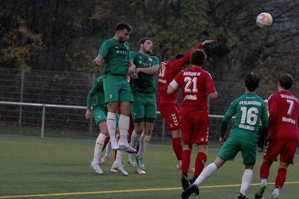 Dieser Kopfball von Florian Kuklinski (li., TSV Klausdorf) fliegt in Richtung 2:0. © 2023 Ismail Yesilyurt Dieser Kopfball von Florian Kuklinski (li., TSV Klausdorf) fliegt in Richtung 2:0. © 2023 Ismail Yesilyurt