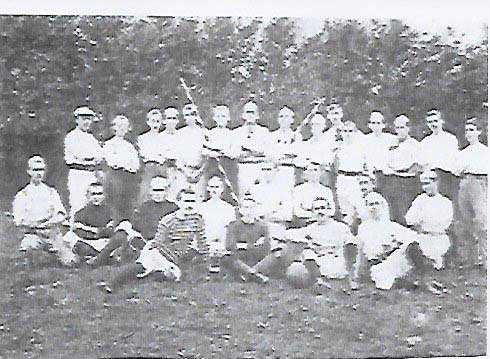 Frühe KMTV-Fußballer in Kiel ca. 1897, dargestellt auf einer Postkarte. Rückseitig beschriftet "Auf dem Geibelplatz". © hfr