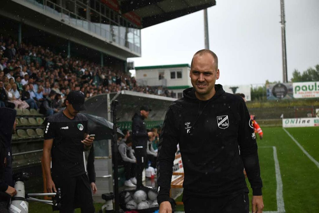 Trainer Björn Sörensen (SV Todesfelde) geht mit einem guten gefühl in das Havelse-Match. © 2024 Olaf Wegerich