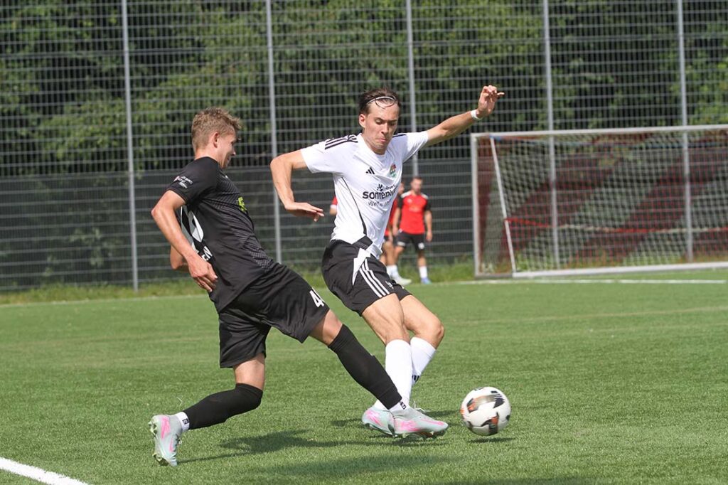 Rouven Jorden (TSV Hattstedt), gegen Julius Siebenhüner (re., TSV Kronshagen). © 2025 Ismail Yesilyurt Rouven Jorden (TSV Hattstedt), gegen Julius Siebenhüner (re., TSV Kronshagen). © 2025 Ismail Yesilyurt