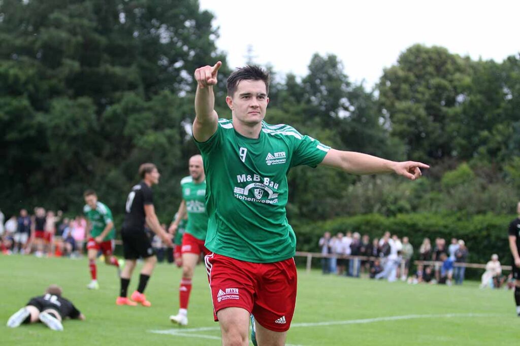 Ab zu den Fans – Kjell Knaak (MTSV Hohenwestedt) nach seinem 1:0 gegen den Eckernförder SV im Kreispokal-Finale 2025. © 2025 Ismail Yesilyurt