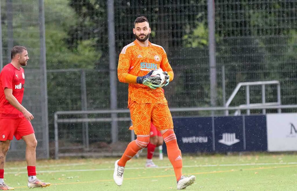 Keeper Christopher Newe (VfR Neumünster). © 2024 Ismail Yesilyurt Keeper Christopher Newe (VfR Neumünster) darf sich freuen - wieder zu null. © 2024 Ismail Yesilyurt