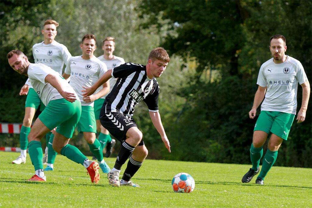 Ole Sand (Heikendorfer SV) hat Hime Hakaj (li., Klausdorf) versetzt. Der A-Jugend-Kicker hat im HSV-Mittelfeld ein gutes Standing. © 2022 Ismail Yesilyurt