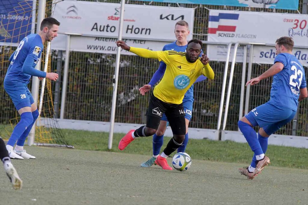 Pierre Webessie (mitte, TSV Altenholz) gelingt der Ehrentreffer. © 2023 Ismail Yesilyurt Pierre Webessie (mitte, TSV Altenholz) gelingt der Ehrentreffer. © 2023 Ismail Yesilyurt