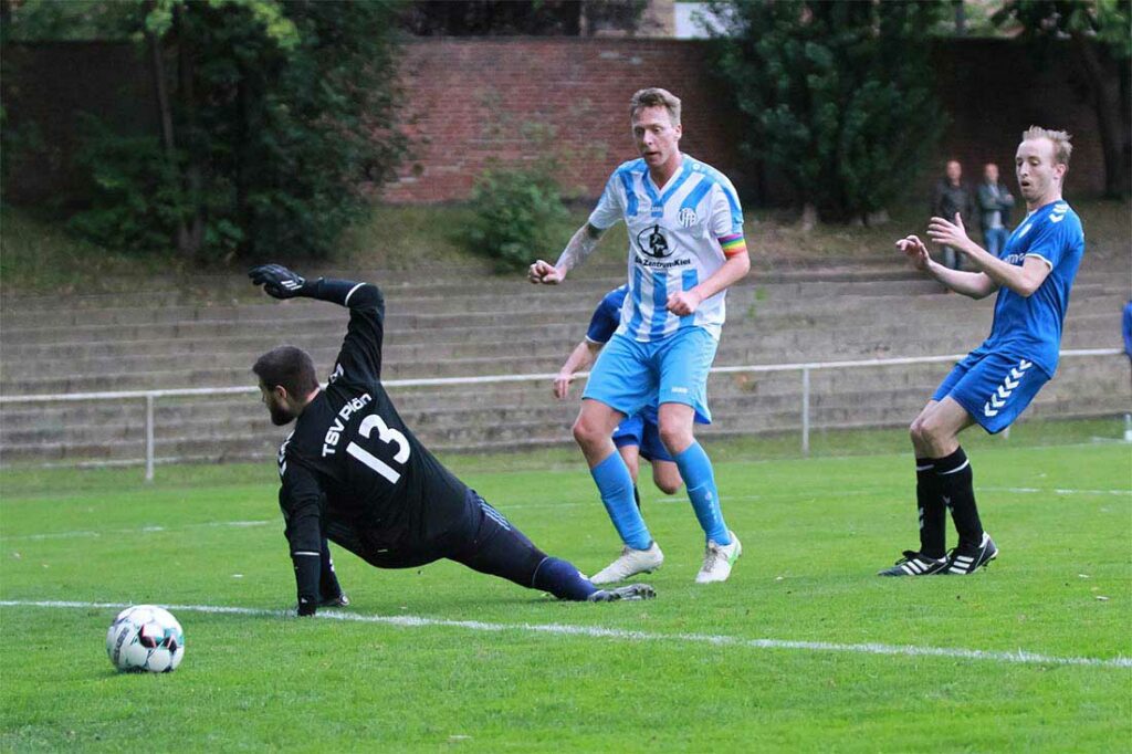 Marc Zeller (mitte) bei seiner Lieblingsbeschäftigung Toreschießen – an Philipp Rüther (TSV Plön) vorbei zum 1:0 für den VfB Kiel. © Ismail Yesilyurt Marc Zeller (mitte) schiebt den Ball an Philipp Rüther vorbei zum 1-0 für den VfB Kiel. © Ismail Yesilyurt