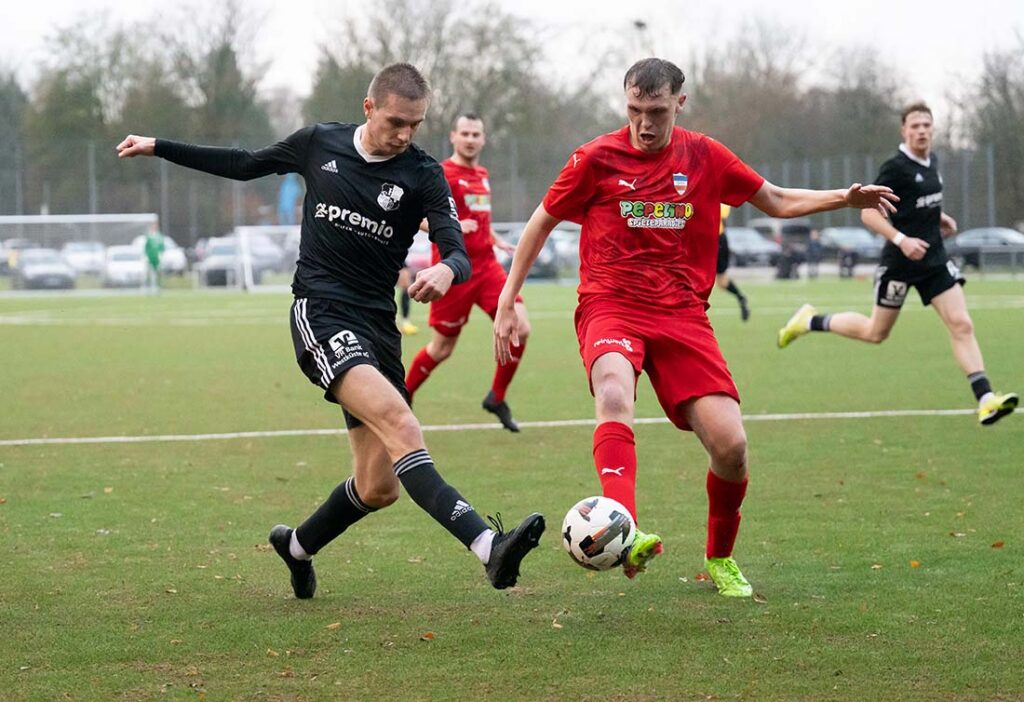 Jasper Wagner (Inter Türkspor Kiel) blockt gegen Marvin Wolf (Heider SV) ab. © 2025 Volker Schlichting Jasper Wagner (Inter Türkspor Kiel) blockt gegen Marvin Wolf (Heider SV) ab. © 2025 Volker Schlichting