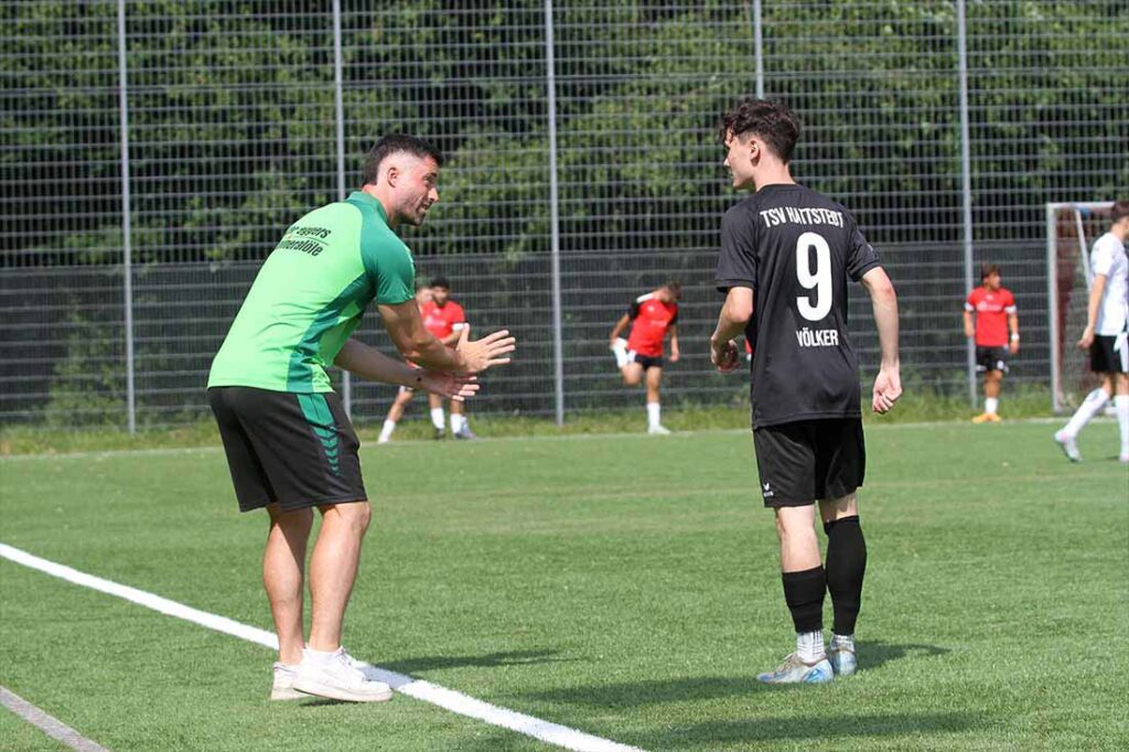 Trainer Sebastian Kiesbye (TSV Hattstedt), früher sehr ergolgreicher und gefürchteter Stürmer, gibt seinem Angreifer Niklas Völker Tipps.  © 2025 Ismail Yesilyurt