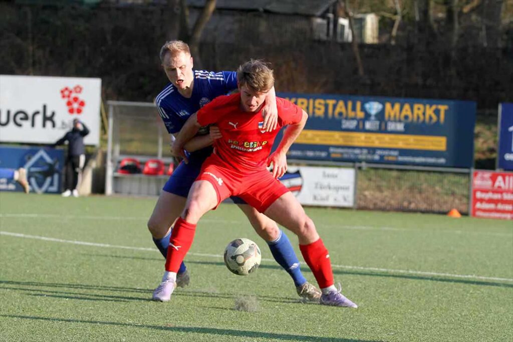 Phil Baumgarn (Inter Türkspor Kiel) und Arne Harring (hinten, TSV Rantrum) trafen oft aufeinander in rassigen Zweikämpfen. © 2025 Ismail Yesilyurt