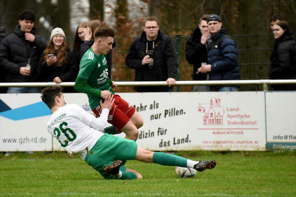 Maik Gorn (Klausdorf) gegen Felix Ploog (re., MTSV Hohenwestedt). © 2023 Olaf Wegerich Maik Gorn (Klausdorf) gegen Felix Ploog (re., MTSV Hohenwestedt). © 2023 Olaf Wegerich