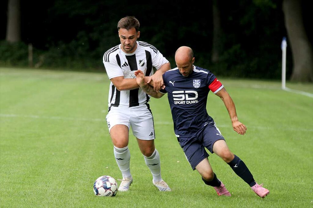 Nico Heinrich (Heikendorfer SV), der als IV viel Offenisvdrang zeigte, gegen Lars Gruenewald (re., FC Holtenau). © 2026 Ismail Yesilyurt Nico Heinrich (Heikendorfer SV), der als IV viel Offenisvdrang zeigte, gegen Lars Gruenewald (re., FC Holtenau). © 2026 Ismail Yesilyurt