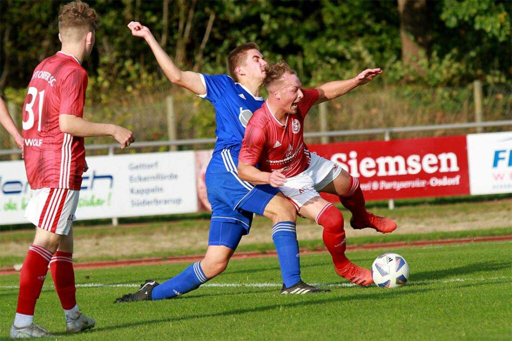 Dennis Staade (in blau, TSV Lägerdorf) begeht an Foulspiel an Niklas Wolf (Gettorfer SC) im GSC-Strafraum. © 2022 Ismail Yesilyurt