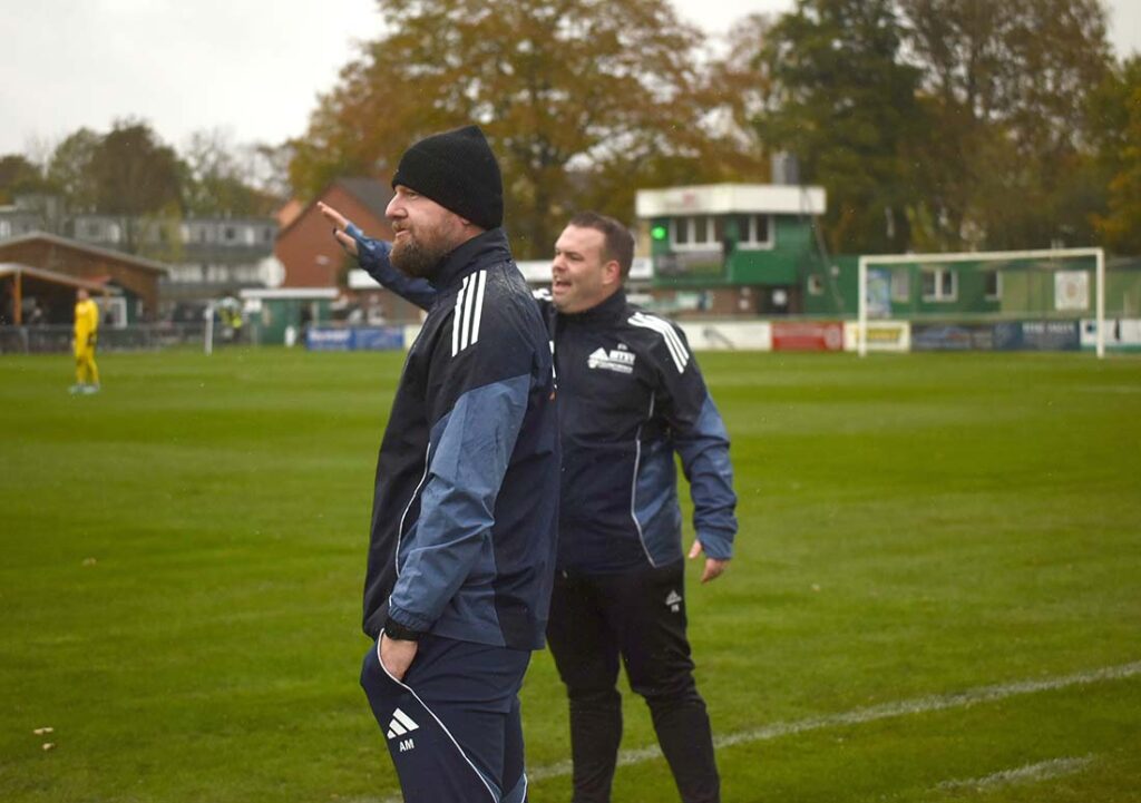 Co-Trainer Florian Kramme (hinten) und Cheftrainer Arend Müller nach seiner kurzen Pause sind beim MTSV Hohenweststedt an der Seitenlinie wieder vereint. © Olaf Wegerich Das Trainerduo des MTSV Hohenwestedt - Arend Müller und Florian Kramme. © Olaf Wegerich