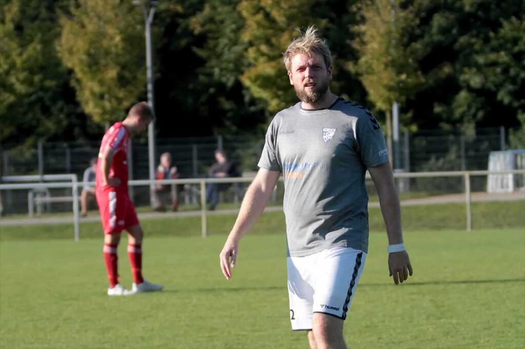 Spielertrainer Mats Böckmann-Rixen und der TSV Plön sind nach dem 2:0 gegen Schönkirchen quicklebendig beim Klassenerhalt. © 2024 Ismail Yesilyurt