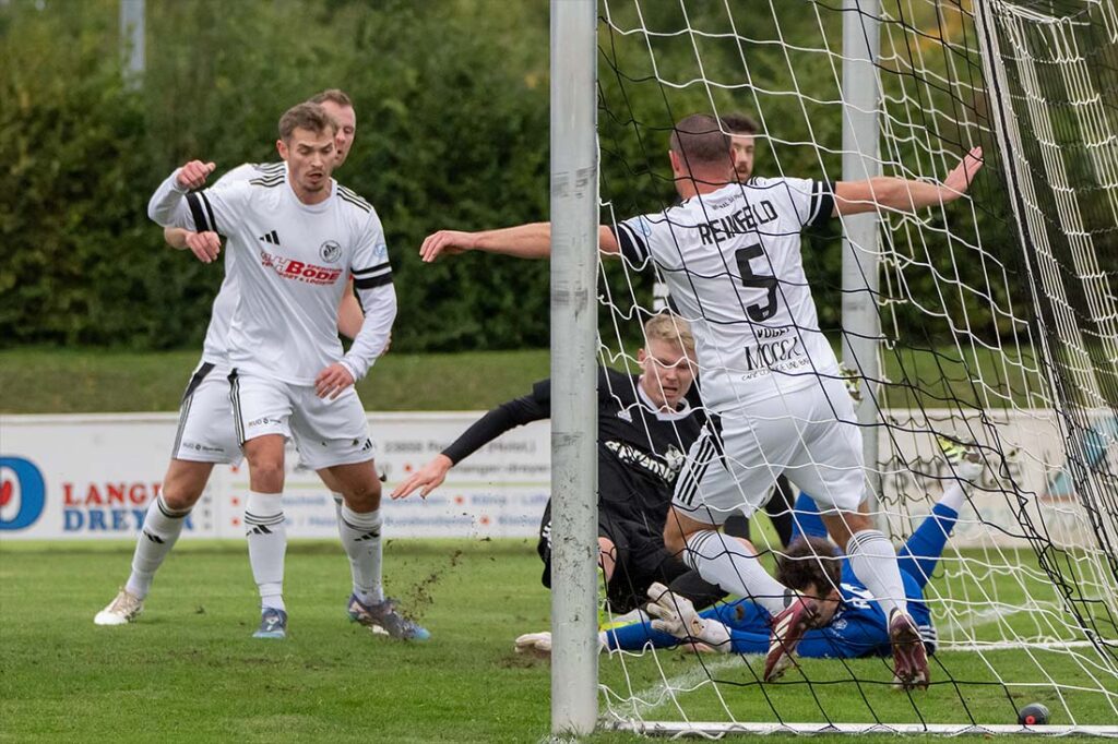 Wo ist der Ball? Auf jeden Fall gleich im Netz zum 3:0 durch Hendrik Fleige (in schwarz, Heider SV). © 2025 Volker Schlichting