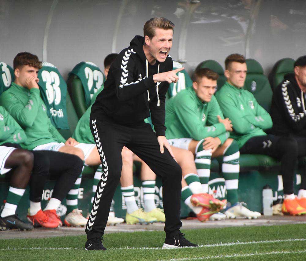 Die Anweisungen von Trainer Lukas Pfeiffer (VfB Lübeck) fruchteten (Archivfoto). © 2022 Olaf Wegerich Trainer Lukas Pfeiffer (VfB Lübeck) macht klare Ansagen (Archivfoto). © 2022 Olaf Wegerich