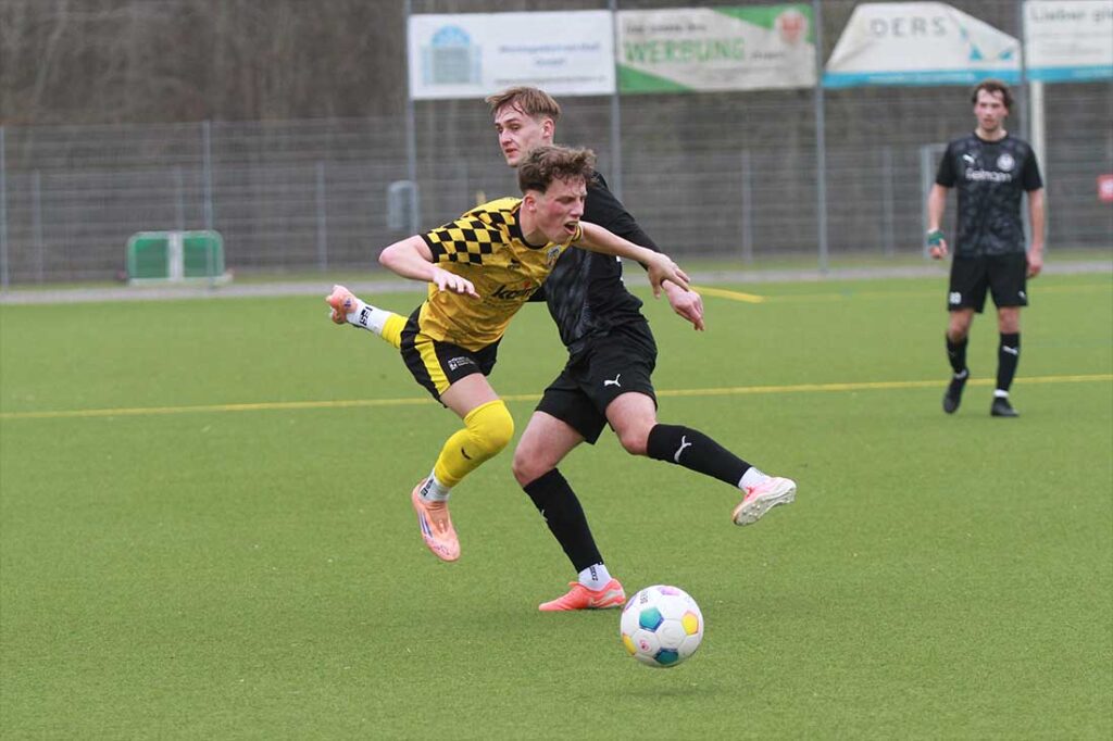 Foul an Torge Sönnichsen (li., Frisia Risum-Lindholm) im Zweikampf mit Linus Knöfel (TSV Klausdorf). © 2026 Ismail Yesilyurt