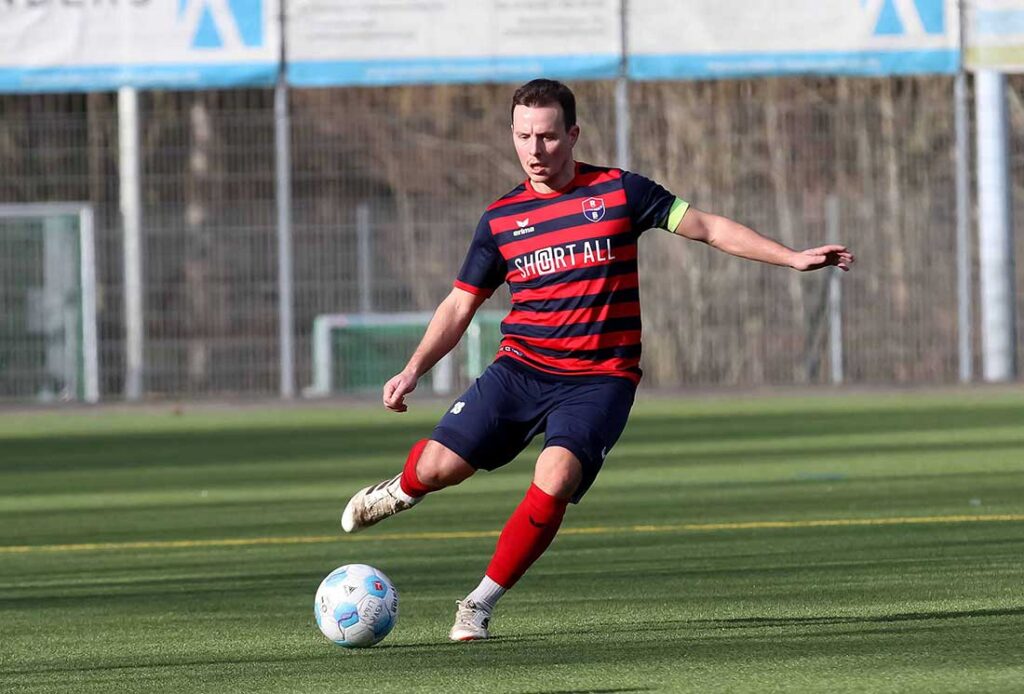 Trotz einem bisher mageren Jahr 2025 haben Kapitän Kalli Melfsen und RB Obere Treene alle Möglichkeiten auf ein Durchmarsch in die Oberliga. © 2025 Ismail Yesilyurt
