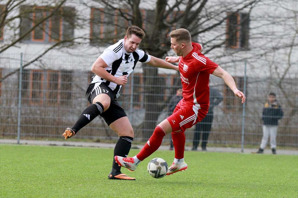 Tim Mordhorst (Heikendorfer SV) im Fußball-Tanz mit Jonas Roempke (re., TSV Flintbek). © 2026 Ismail Yesilyurt Tim Mordhorst (Heikendorfer SV) im Fußball-Tanz mit Jonas Roempke (re., TSV Flintbek). © 2026 Ismail Yesilyurt