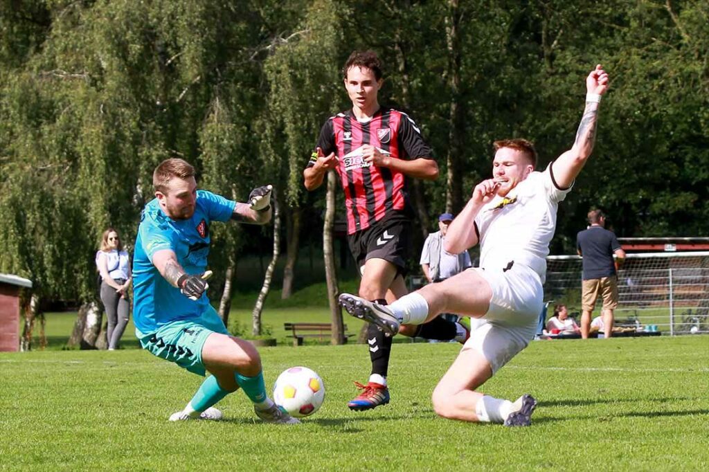 Leon Lembke (Rot-Schwarz Kiel) versucht mit letztem Einsatz Andreas Petersen (TSV Kropp) vorbei zum 1-0 zu kommen. Florian Legrum in der Mitte. © 2023 Ismail Yesilyurt