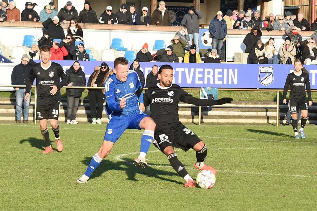Kenneth Traulsen (Rotenhof) gegen Azat Selcuk (Heide). @ 2024 Olaf Wegerich Kenneth Traulsen (Rotenhof) gegen Azat Selcuk (Heide). @ 2024 Olaf Wegerich