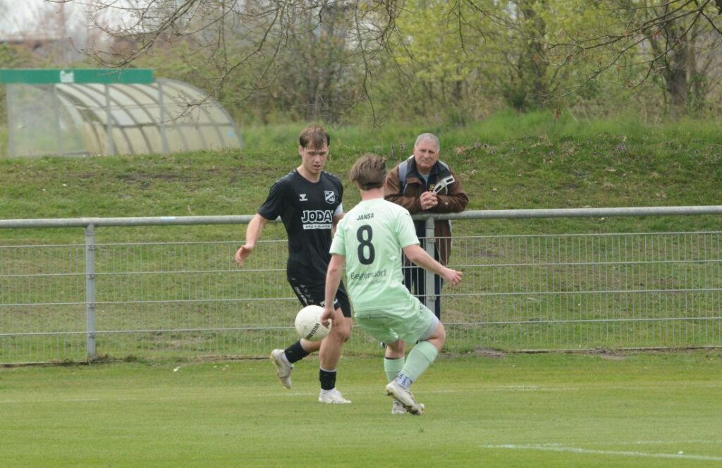 Mats Klüver (SV Todesfelde) gegen Tim Jansa (PSV Neumünster). © Olaf Wegerich Mats Klüver (SV Todesfelde) gegen Tim Jansa (PSV Neumünster). © Olaf Wegerich