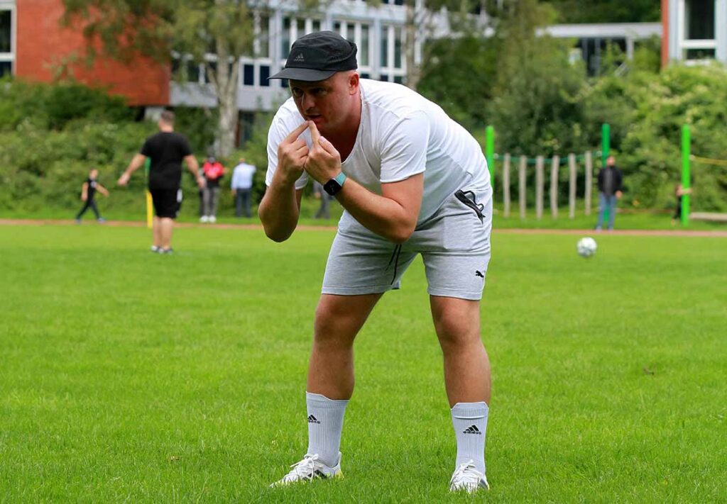 Coach Astrit Meshekrani (MED SV) stellte seine Mannschaft gut ein auf den VfB Kiel. © 2023 Ismail Yesilyurt Coach Astrit Meshekrani (MED SV) stellte seine Mannschaft gut ein auf den VfB Kiel. © 2023 Ismail Yesilyurt