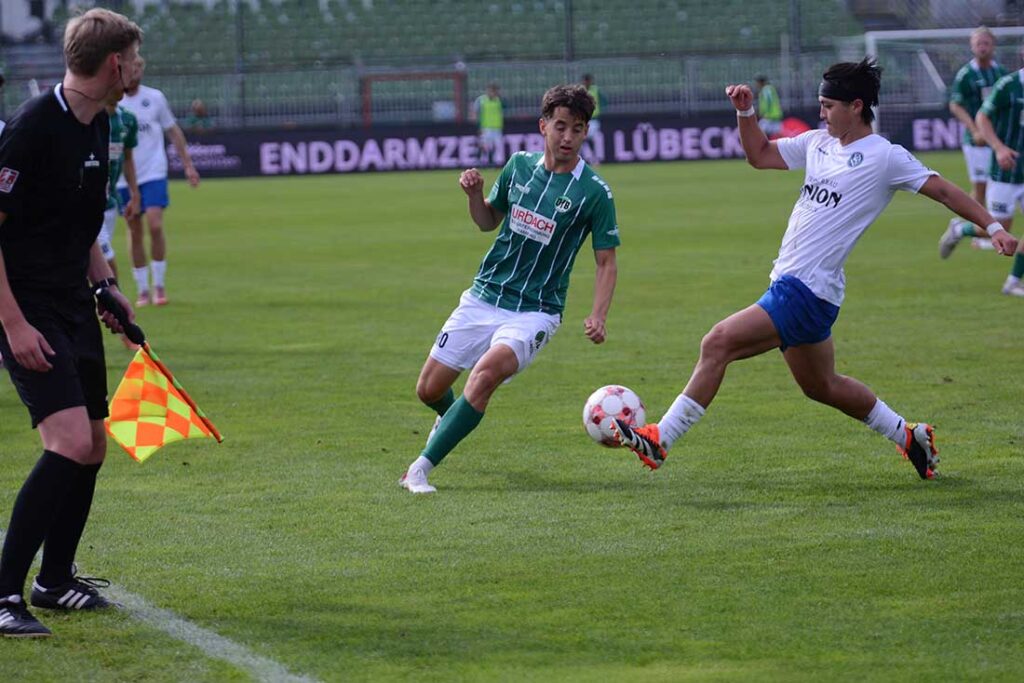 Lennart Heiduck (VfB Lübeck) gegen Ryusei Hosokowa (Bremer SV). © 2026 Olaf Wegerich Lennart Heiduck (VfB Lübeck) gegen Ryusei Hosokowa (Bremer SV). © 2026 Olaf Wegerich