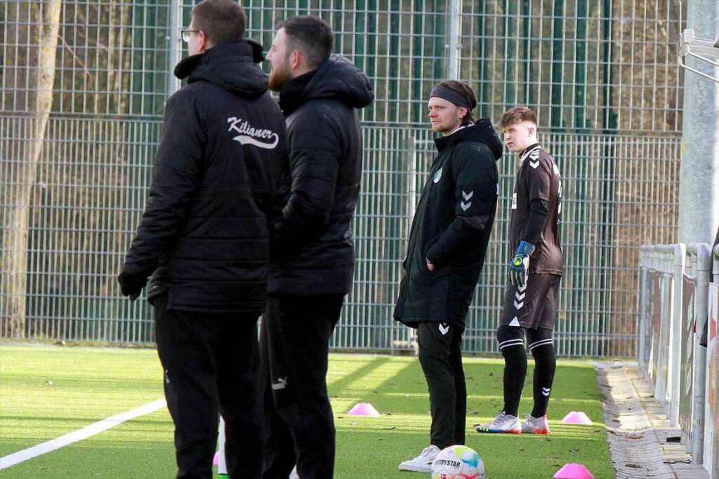 VfB-Coach Dominik Toschka (hinten) war trotz seiner „Kritik“ zufrieden mit seinem Team. © 2023 Ismail Yesilyurt VfB-Coach Dominik Toschka (hinten) war trotz seiner "Kritik" zufrieden mit seinem Team. © 2023 Ismail Yesilyurt