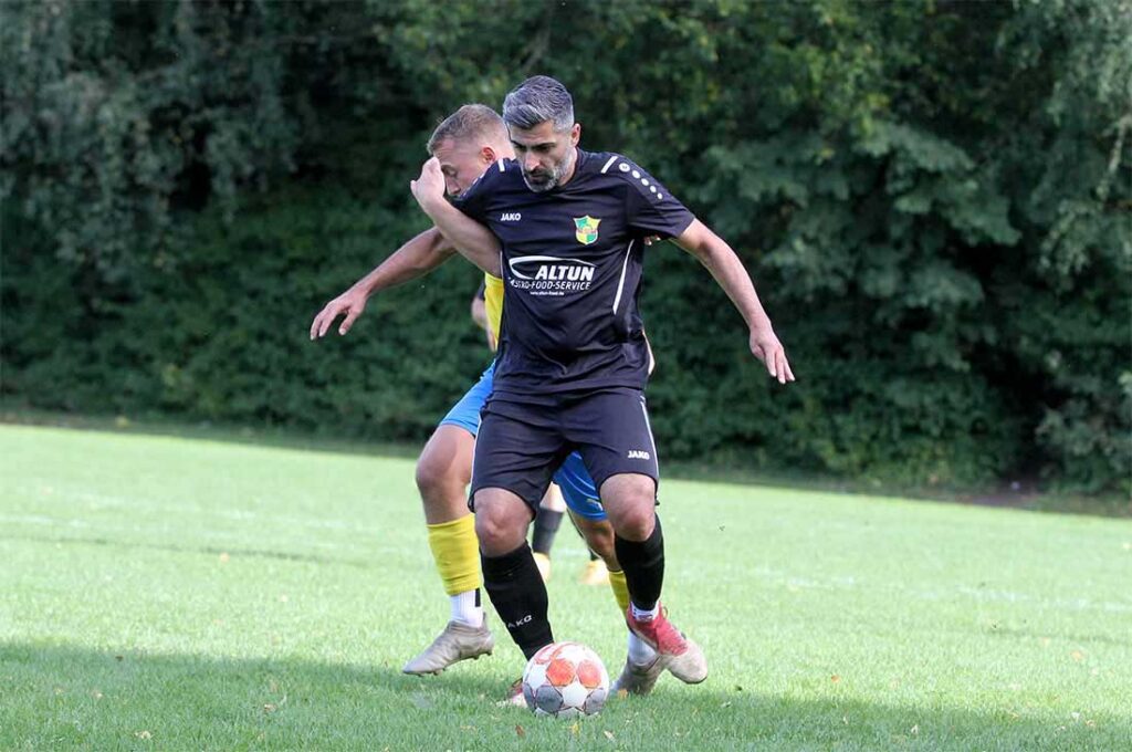 Die Abwehr um Kandil Rashid (MED SV) macht in der ersten Halbzeit ihre Sache sehr gut. © 2024 Ismail Yesilyurt Die Abwehr um Kandil Rashid (MED SV) macht in der ersten Halbzeit ihre Sache sehr gut. © 2024 Ismail Yesilyurt