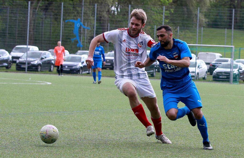 Felix Flemming (li.), zuletzt Kapitän des Verbandsligisten TSV Stein, kommt mit 2 Mitspielern zum TSV Kronshagen, rechts Mahusn Dogan (Inter Türkspor). © 2023 Ismail Yesilyurt