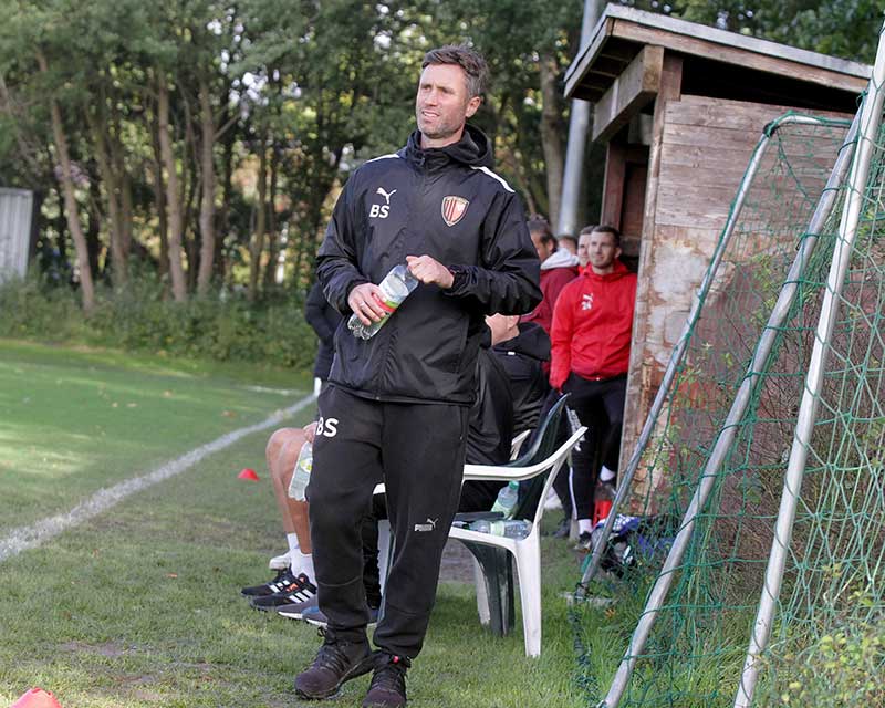 Coach Benno Szodruch (Rot-Schwarz Kiel) mit seinem Team als Aufsteiger ist weiterhin gut im Rennen um die Topplätze. © 2023 Ismail Yesilyurt