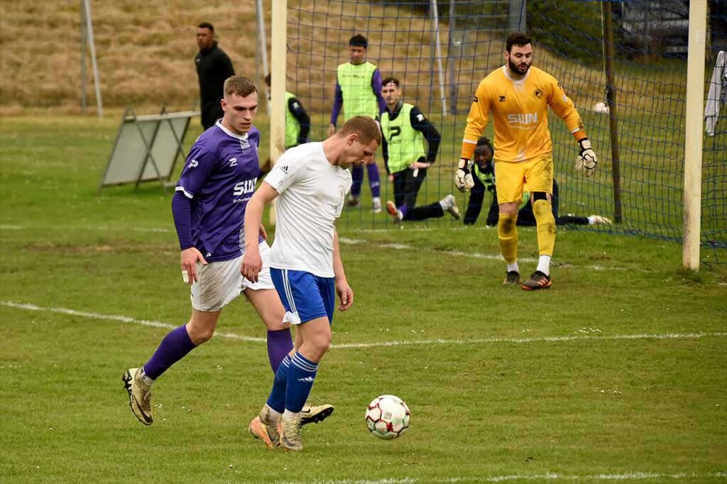 Silas Büning (am Ball, Oldenburger SV), hier gegen Tino Knobel (VfR Neumünster), hatte kurz zuvor das 2:0 auf dem Fuß. © 2025 Olaf Wegerich