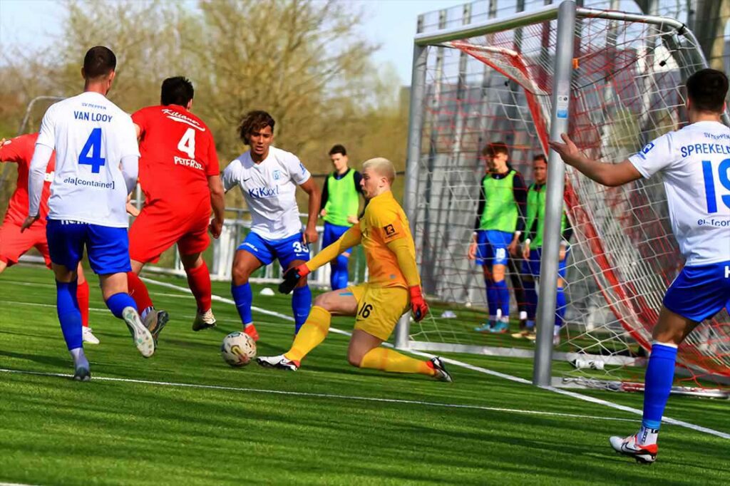 Malte Petersen (Kilia Kiel) scheitert an Meppens Keeper Julius Pünt. © Ismail Yesilyurt Malte Petersen (Kilia Kiel) scheitert an Meppens Keeper Julius Pünt. © Ismail Yesilyurt